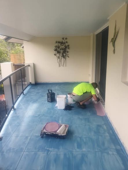 The same balcony finished in blue tile